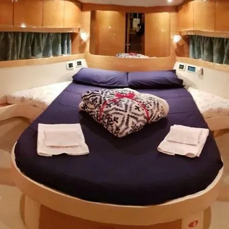 Yacht 船上ホテル カステッランマーレ・ディ・スタービア